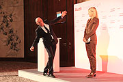 Vortragender zum Thema Balance halten war Dr. med Ulrich Bauhofer, hier mit Moderatorin Nina Ruge (©Foto.Martin Schmitz